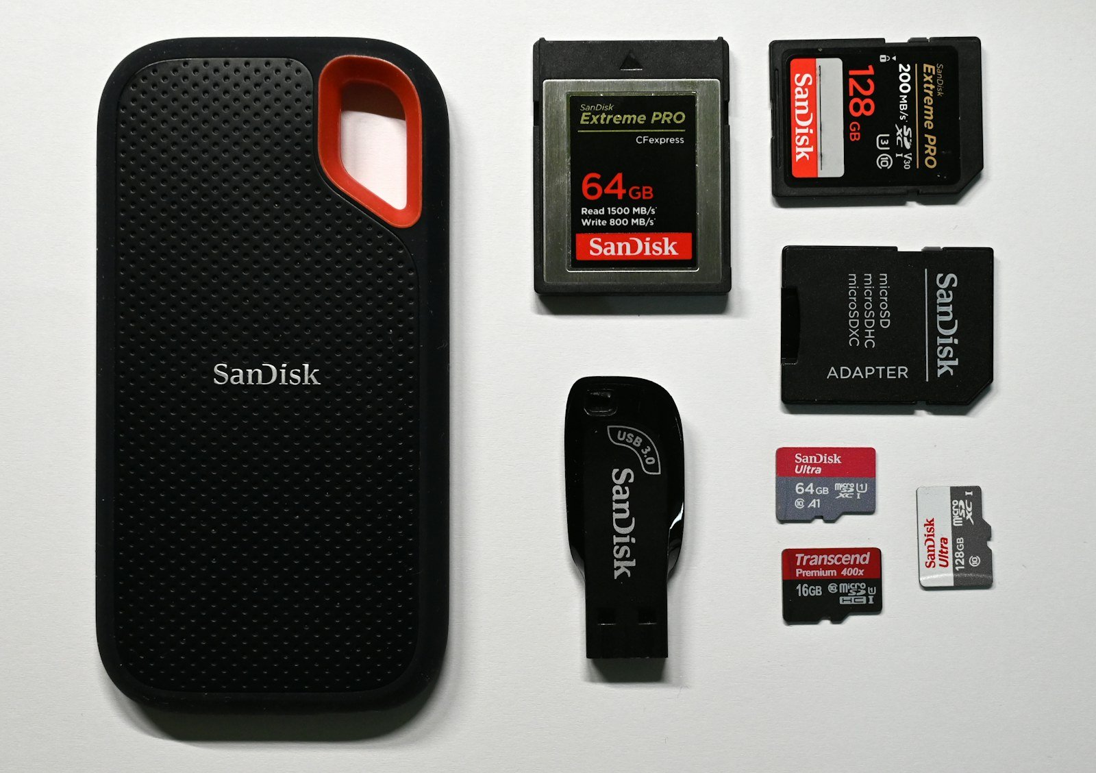 مجموعة من بطاقات SD وCFexpress وقرص SSD ووسائط USB لنسخ وأرشفة ملفات التصوير