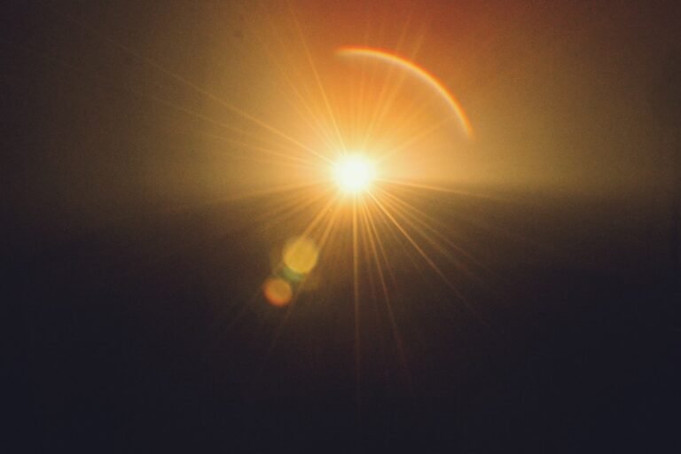 ضوء شمس قوي يظهر كوهج Lens Flare فوق أفق داكن
